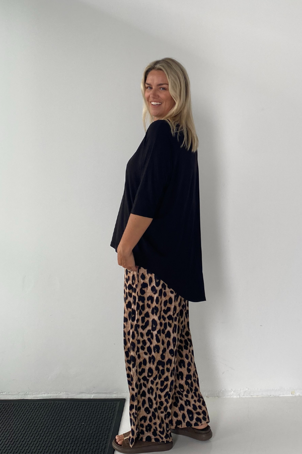 Layla Hi Lo Bamboo Top in black showing curved hi-lo hemline